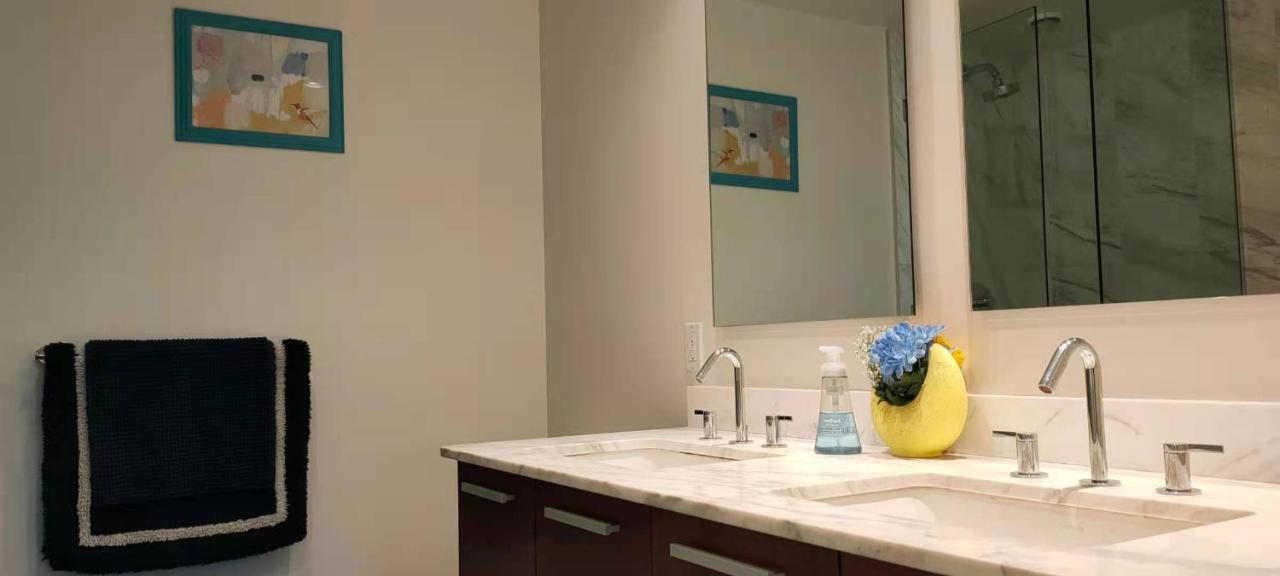 Waterfalls - In Falls Downtown With Pool Apartment Victoria