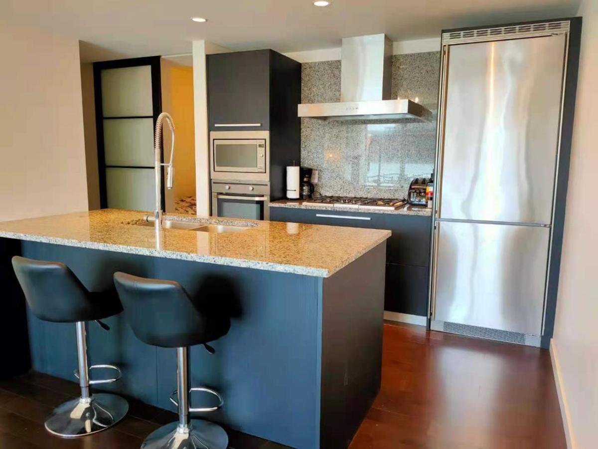 Waterfalls - In Falls Downtown With Pool Apartment