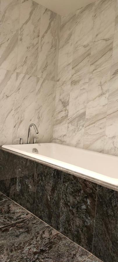 Waterfalls - In Falls Downtown With Pool Apartment *